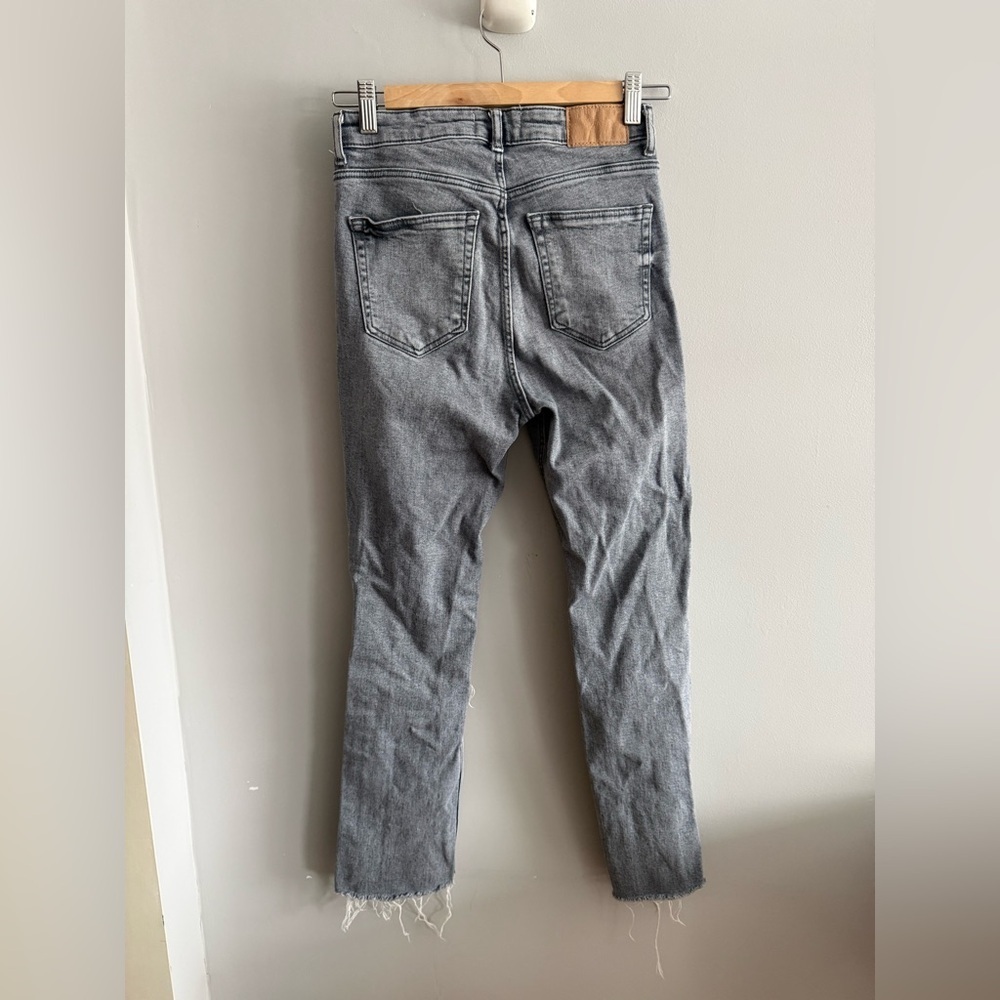 ZARA Gray Distressed Skinny Jeans Raw Hem Ripped Knee Women’s Size 4 - Picture 3 of 3